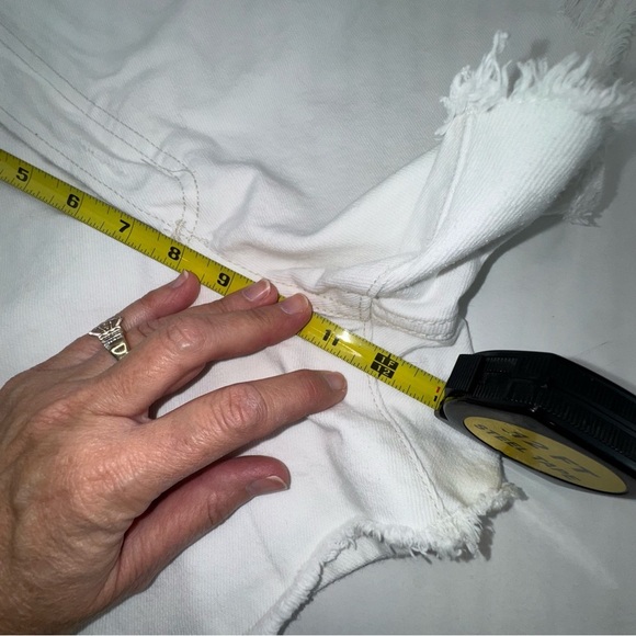 Universal Thread 90s Baggy Jean shorts White Distressed Size 14 - Picture 11 of 14